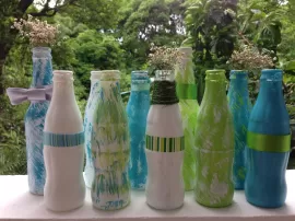 Transforma tu espacio con estilo utilizando botellas decoradas en un proyecto DIY.