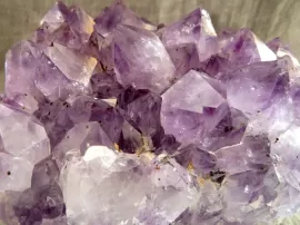 Conoce la piedra violeta y su significado en un completo artículo sobre la amatista
