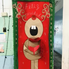 Decora tu puerta con un encantador adorno navideño DIY: ¡un reno adorable!