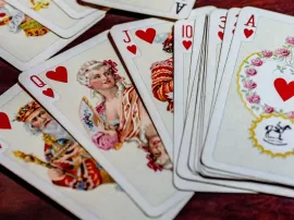 Descubre el significado del arcano El Loco en el tarot de cartas