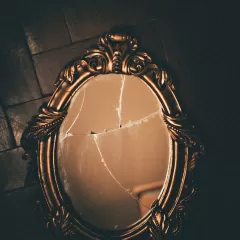 Descubre el verdadero significado espiritual detrás de romper un espejo