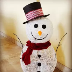Diviértete haciendo un lindo adorno navideño de muñeco de nieve casero